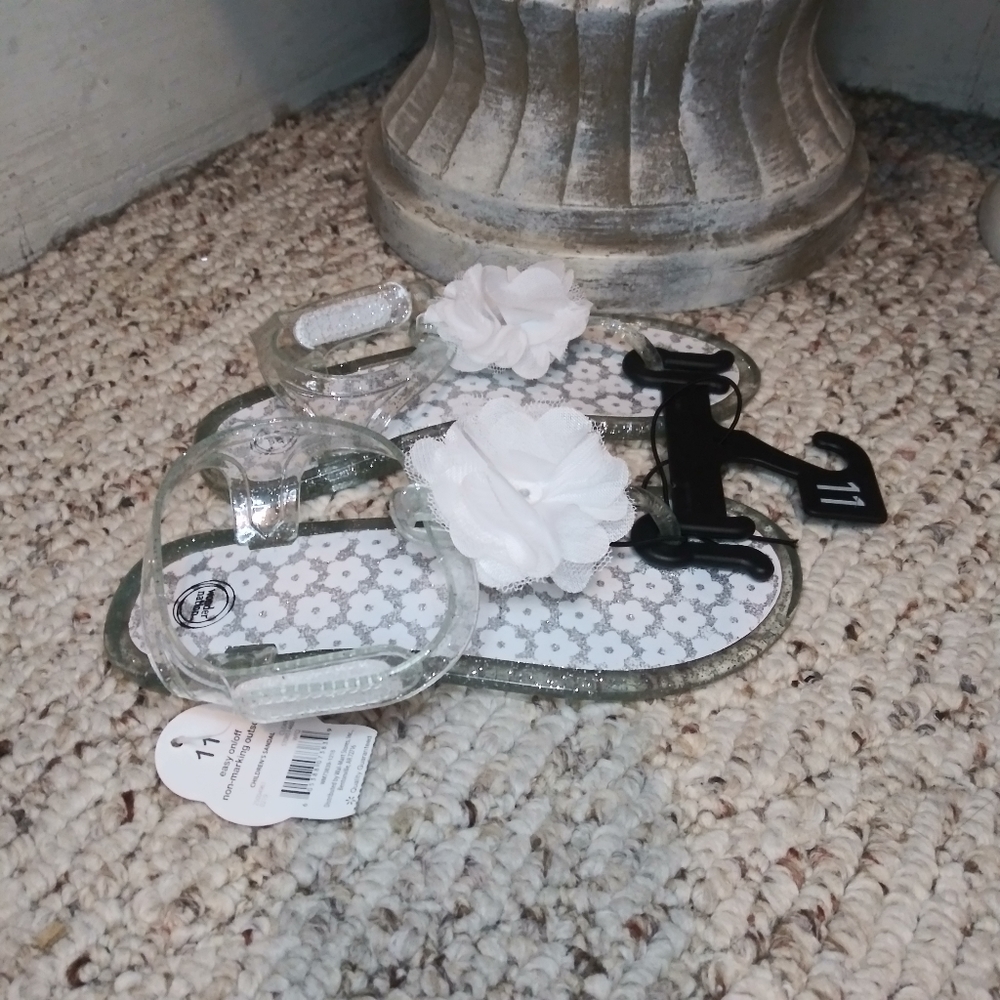 Wonder Nation Girl's White Flower Decorated Silver Glitter Jelly Sandals - Picture 4 of 4